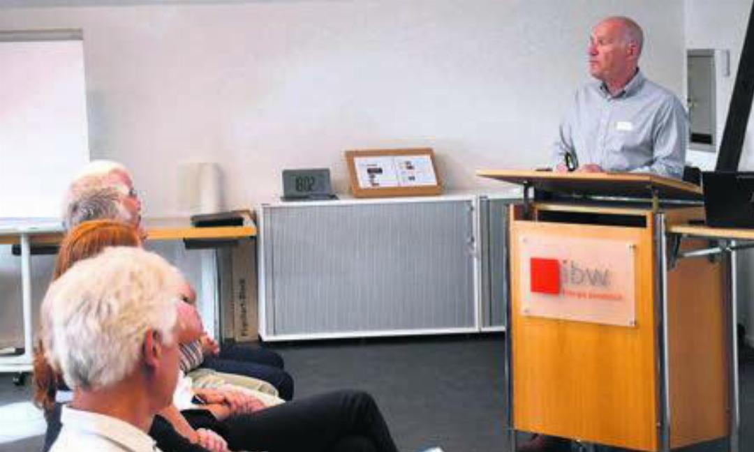 VR-Präsident Norbert Ender (rechts) informierte die Delegierten. Bild: dm