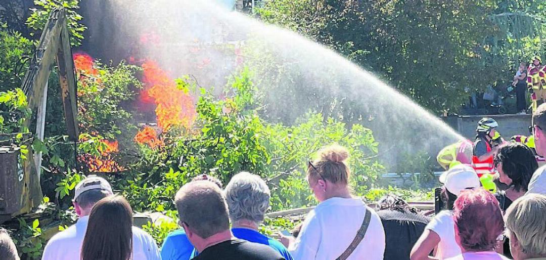 Schnell kann das Feuer vom Haus auf den durch den heissen Sommer ausgetrockneten Garten übergreifen – die Feuerwehr Rietenberg zeigt, wie sie mit dieser Situation umgeht.