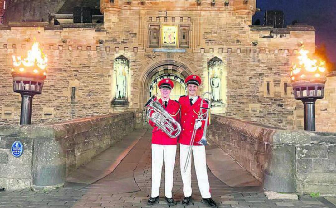 Geniessen die Zeit in Schottland: Christian Kleiner (links) und Sandro Müller vor dem Edinburgh Castle.