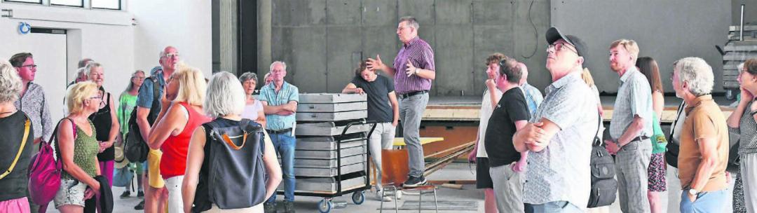 Paul Huwiler (Mitte), Präsident des Trägervereins St. Leonhard, erklärte den Stand der Sanierungsarbeiten am Chappelehof. Bilder: Daniel Marti