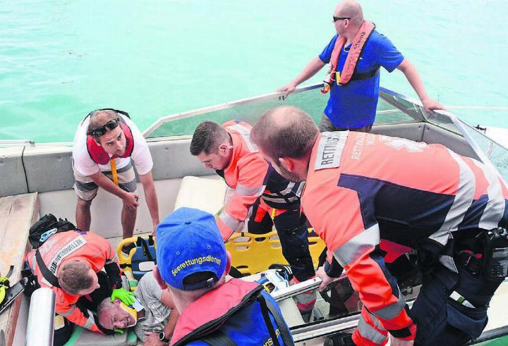 Erste Priorität hat die Bergung des Verletzten: Die Mitglieder des Seerettungsdiensts Hallwilersee bringen diese vom Motorboot auf das Kursschiff, wo sie von Sanitätern des Rettungsdiensts Neeser betreut werden.