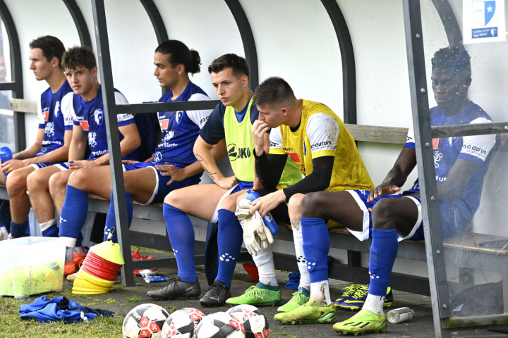 Hängende Köpfe beim FC Wohlen. Durch zwei Gegentreffer in der 90. und 94. Minute verlieren sie das Spiel gegen Solothurn tatsächlich noch. Bild: Alexander Wagner