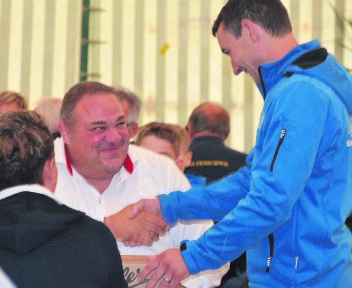 Überraschung geglückt – Thomas Näf vom Seilziehclub Waltenschwil-Kallern überreicht Stefan Strebel eine Schachtel Waltenschwiler Mohrenköpfe. Bilder: Annemarie Keusch