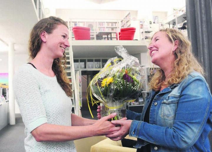 Als Dank für ihren grossen Einsatz im ersten Jahr in der Geschäftsstelle überreicht Präsidentin Fabienne Meyer (links) der neuen Sekretärin Doris Busslinger einen Blumenstrauss. Bild: Chregi Hansen