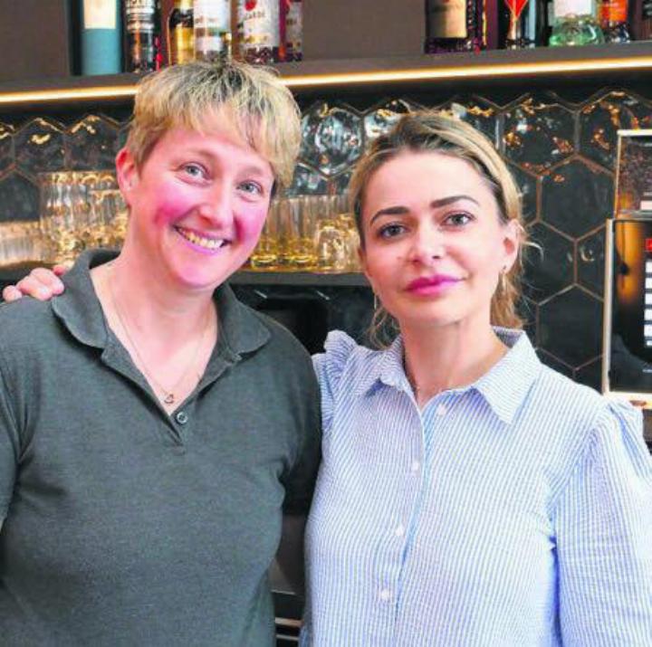 Gastgeberin Jenny Grisevic (rechts) mit der Service-Angestellten Luzia Ineichen. Bild: rig