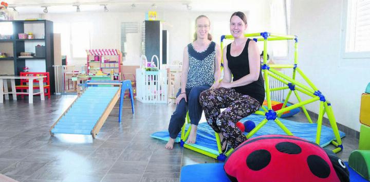 Hier können Kinder Kinder sein: Melanie Ostertag (rechts) und ihre Schwester Ramona Schild im grossen Spielraum am neuen Standort. Bild: Chregi Hansen