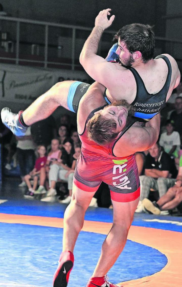 Magomed Ayshkanov (unten) macht kurzen Prozess. Bilder: Alexander Wagner