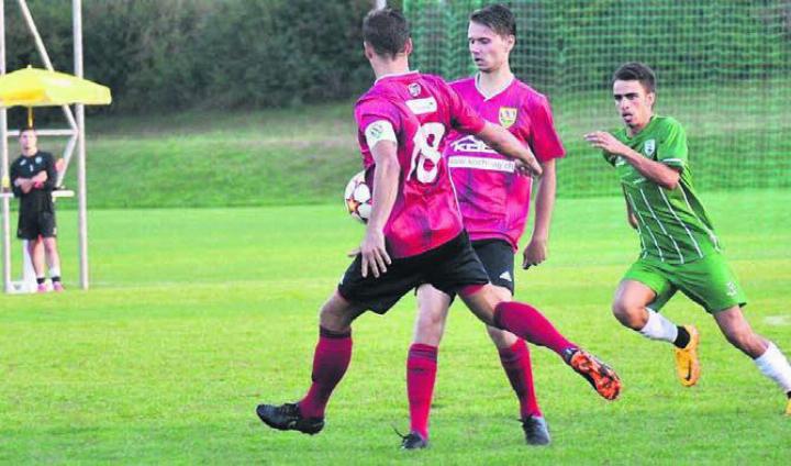 Der FC Niederwil (in den roten Dresses) ist gut aufgestellt, sowohl auf dem Rasen wie auch auf Vereinsebene. Bild: Archiv