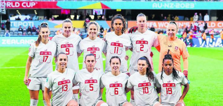 Julia Stierli (Nummer 2) und die Schweizer Frauenfussball-Nati an der WM in Australien und Neuseeland. Bild: Freshfocus