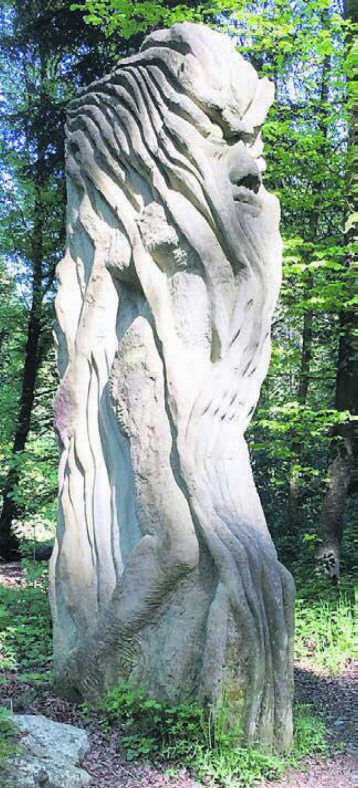 Seit 13 Jahren stehen die Skulpturen im Waltenschwiler Wald – etwa zur Sage der brennenden Männer. Bild: zg