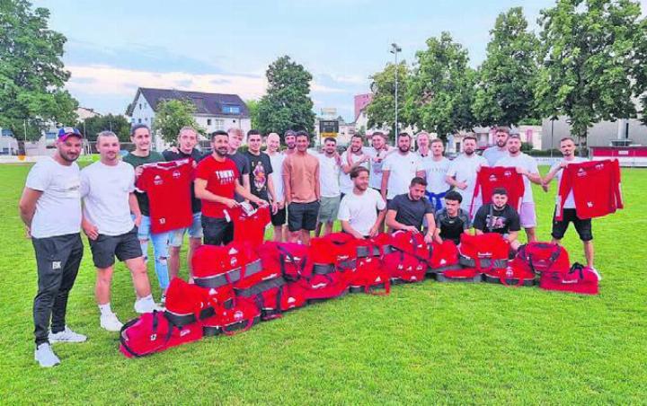 Die erste Mannschaft des FC Bremgarten spendet einem Dorfclub im Kosovo ihre kompletten Trainingssets der Aufstiegssaison. Bild: zg