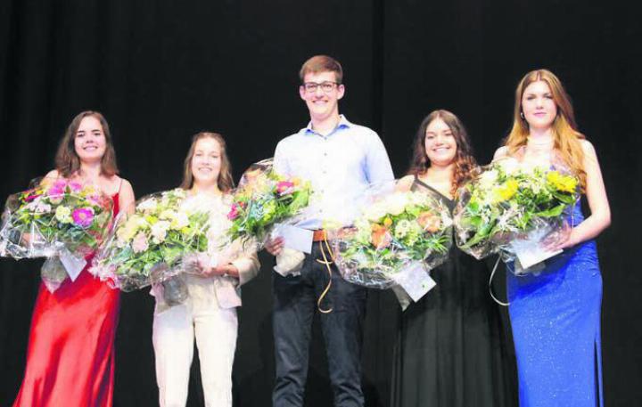 Die besten Absolventen Kaufmann/Kauffrau EFZ mit Berufsmaturität (v. l.): Sarina Suter 5,6, Nadine Leimgruber 5,5, Jonas Dietiker 5,3, Alessia Cordasco 5,4 und Alessia Leimgruber 5,3. Bilder: Monica Rast