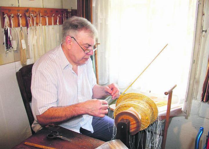Stolz ist Kurt Wismer noch heute auf sein Kunsthandwerk und er hat den Beruf zum Hobby gemacht. Bilder: Monica Rast