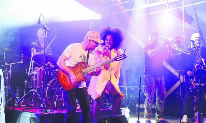 «Da Cruz» mit der afro-brasilianischen Sängerin Mariana Da Cruz brachte viel Lebensfreude auf die Bühne.