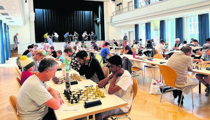 Knapp 70 Teilnehmende im Alter zwischen 8 und 97 Jahren nahmen am Schachfestival teil. Sie kommen aus zehn verschiedenen Ländern, wobei nur wenige Spielerinnen zu entdecken waren. Bilder: Walter Minder
