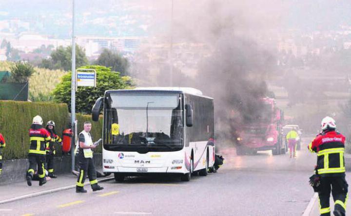 Ein Personenbus brennt auf der Wohlerstrasse. Für die Übung musste der Verkehr umgeleitet werden. Bilder: Celeste Blanc