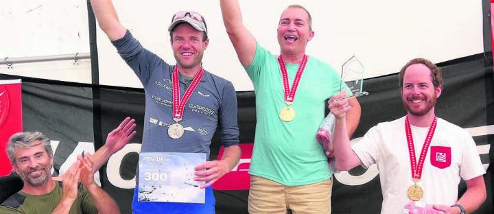 Alfredo Studer (Mitte) holt sich den Schweizer-Meister-Titel. Bild: zg