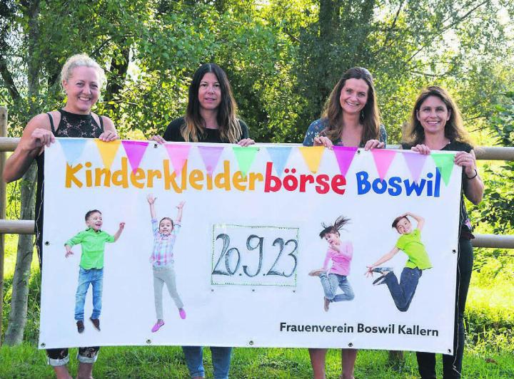 Überhaupt kein Altfrauen-Verein – der Vorstand des Frauenvereins Boswil Kallern hat Ideen, setzt aber auch auf Anlässe, die im Dorf seit Jahren beliebt sind, etwa die anstehende Kinderkleiderbörse, von links: PIa Müller, Conny Abt, Barbara Meier und Luzia Keusch. Es fehlen Bea Schwegler und Karin Villiger. Bild: Annemarie Keusch