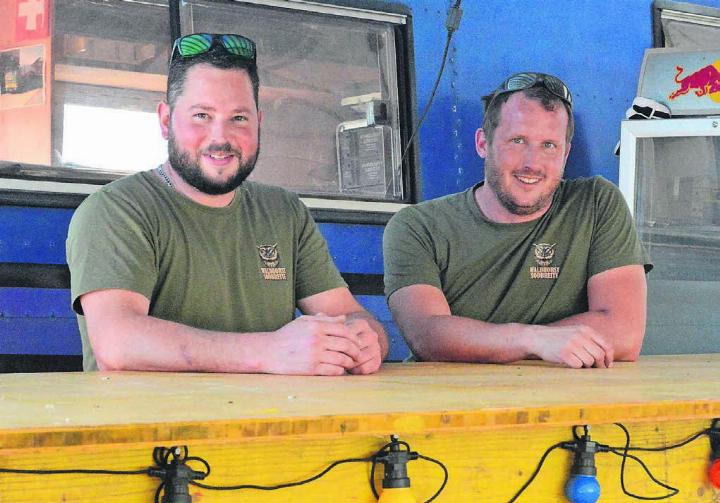Das grosse Festzelt steht zwar schon, doch für Roman Schmid und Clay Weber (von links) und die «Waldhorst Sodbreite» gibt es noch einiges zu organisieren. Bilder: Celeste Blanc