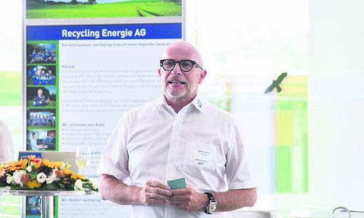 Werner Humbel, Inhaber der Nesselnbacher Recycling Energie AG, informierte über den Werdegang des Projekts und die Funktionsweise der Anlage. Bild: rb