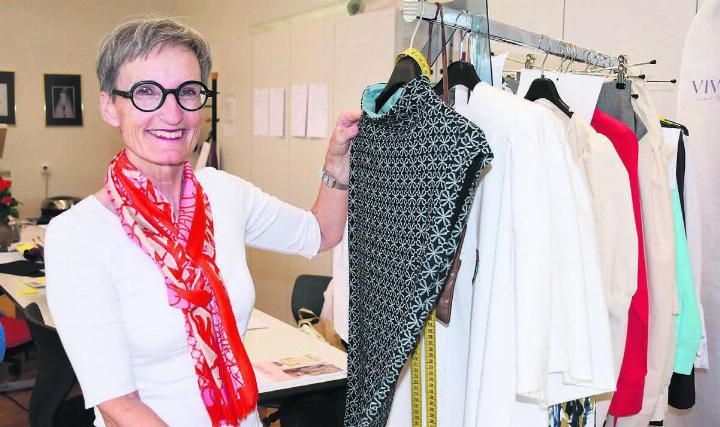 30 Jahre lang Leiterin des Mode-Ateliers im BBZ Freiamt Lenzburg, nun geht sie in Pension: Ingrid Arnold blickt mit viel Freude zurück und vorwärts. Bilder: Daniel Marti