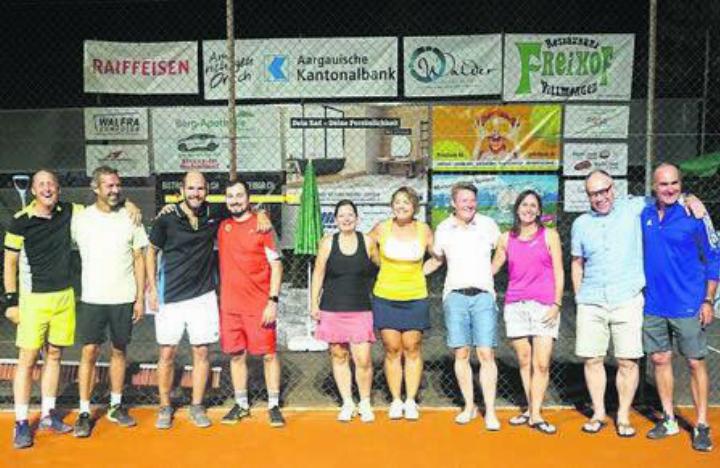 Die Finalisten des diesjährigen Bachstross-Cups (von links nach rechts): Mark Döbeli, Dejan Beg, Beni Egloff, Alain Jost, Corinne Moos-Trottmann, Priska Staub, Silke Lippold, Alexandra Hunziker, Andreas Disler, Dieter Obrist. Bild: zg