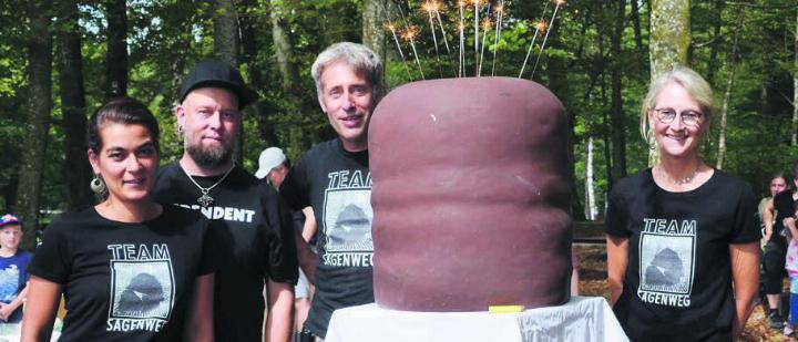 Das Sagenweg-Begleitteam mit dem ortstypischen Geburtstags-«Kuchen». Von links: Nadine Zanyi, Rafael Häfliger, Alex Schaufelbühl und Karin Renner. Bilder: tst