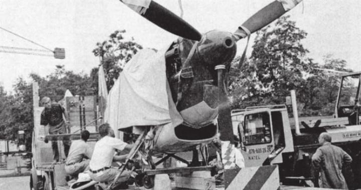 Eingepackt und festgezurrt wird die «Morane» ihre Reise antreten. Bild: Archiv