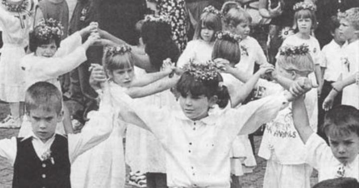 Gesang und Tanz als Ausdruck der Freude: In Wohlen haben die Jüngsten ihre Eltern und Bekannten nach einem Umzug bestens unterhalten. Bild: Archiv
