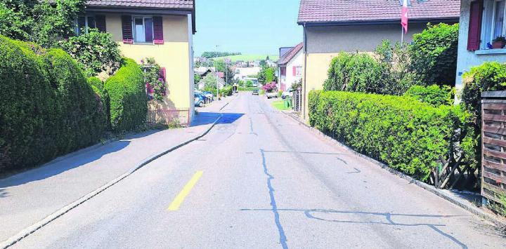 Die Zentrumstrasse in Hägglingen befindet sich in einem schlechten Zustand und muss saniert werden. An der Strassenführung wird sich nichts ändern. Bild: pd