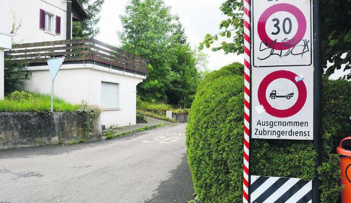 Die Friedhofstrasse ist eine von zwei Strassen im Dorf, auf denen heute schon Tempo 30 gilt. Noch in diesem Jahr sollen weitere dazukommen. Bild: Chregi Hansen