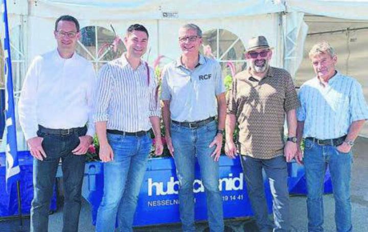 Zu Gast am Herbstanlass der SVP Niederwil (von links): Nationalratskandidat Christoph Hagenbuch, Ständeratskandidat Benjamin Giezendanner, Hans Hubschmid, Hubschmid AG Nesselnbach, Adrian Gratwohl, Präsident SVP Niederwil, und Guido Hufschmid vom Mattenhof Nesselnbach. Bild: zg