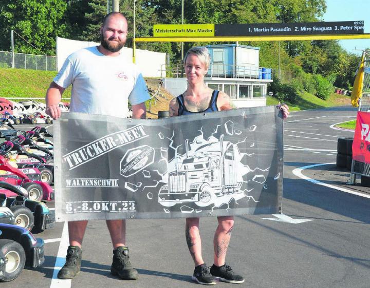 Tamara Häfliger ist die Hauptorganisatorin von «Trucker-Meet» beim Restaurant Kartbahn. Unterstützung erhält sie von vielen Seiten, auch vom Team der Kartbahn, etwa Mechaniker Pascal Thomet. Bild: Annemarie Keusch