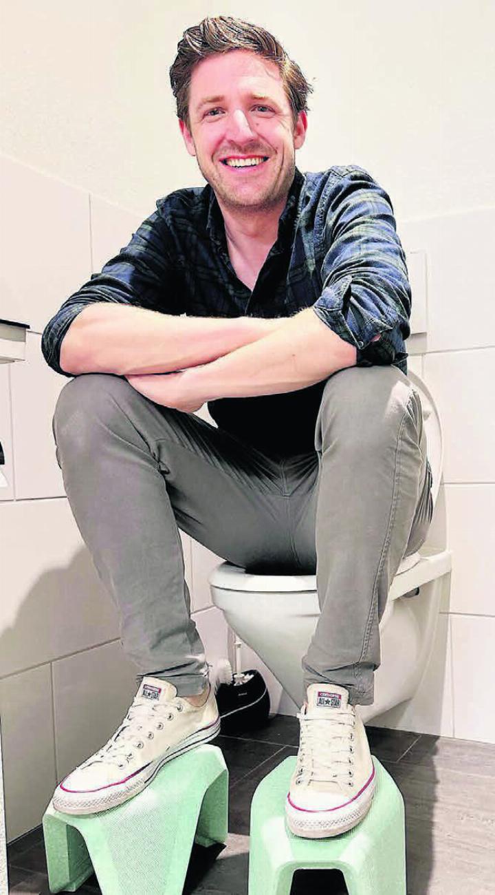 Er war der allererste Kunde des Design-Toilettenhocker «Stuul». Philipp Benz ist mittlerweile zu 50 Prozent an der Firma beteiligt. Bild: Stefan Sprenger