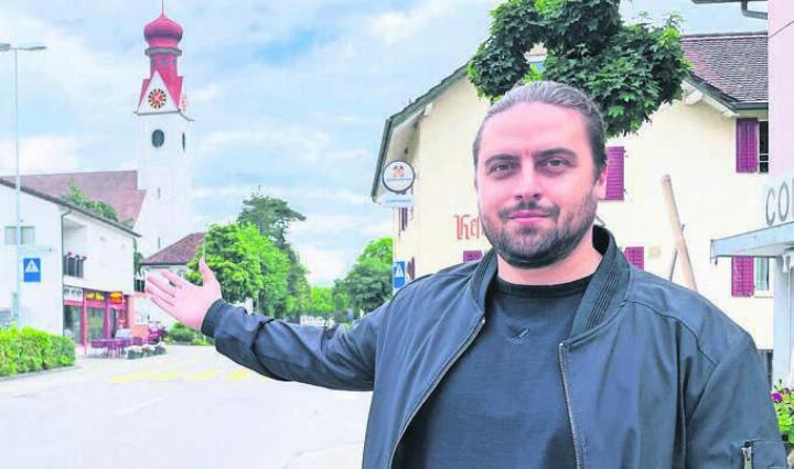 Als Sandro Inguscio vor zwei Jahren Chefredaktor von Blick TV und Blick.ch wurde, gab er dieser Zeitung Einblicke in sein Leben und seine Arbeit. Dafür kehrte er extra in seine alte Heimat Niederwil zurück. Bild: Archiv