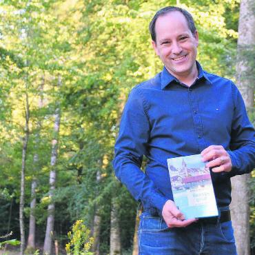 Das Gold der Kelten - Martin Rüfenacht mit seinem neusten Werk «Reussgold» im Unterlunkhofer Wald – dort, wo über 60 Keltengräber gefunden wurden. Bild: Annemarie Keusch