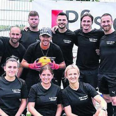 Vom Fussball zum Padel - Das Team der Padelhalle in Villmergen: Stehend, von links: Rocco Lauria, Raffaele Cardiello, Vito Monardo, Adi Winter, Goran Karanovic, Heki Kryeziu, Jérôme Thiesson. Kniend: Valentina Forgione, Serena Forgione, Ivana Thiesson.