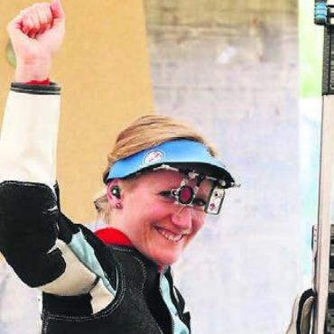Die schiessende Sippe - Bettina Bereuter kann ihre Silbermedaille bejubeln.