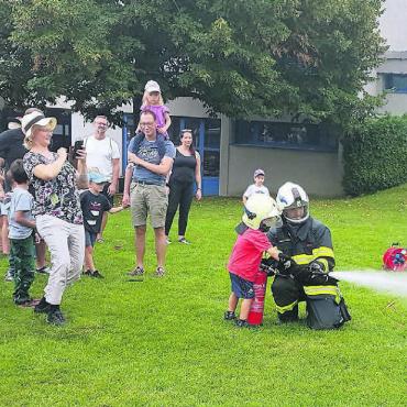 Und dann kommt der grosse Knall - Ein grosser Spass: Kinder üben sich als Feuerwehrleute von morgen. Neben dem Einsatz der Feuerwehrfrauen und -männer durften sich auch die Rudolfstetter Kinder austoben. Bilder: aha