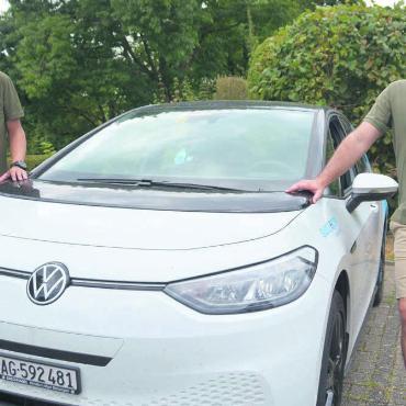 E-Mobilität fördern - Sie freuen sich über das neue Angebot in Zufikon: Projektleiter Infrastruktur Marcel Hottinger (links) und Vizeammann Boris Sommer. Bild: Roger Wetli
