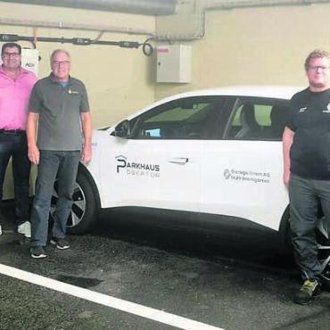 «Sesam öffne dich» - Die Verantwortlichen von Stadt und Parkhaus AG, der Garage Brem und Swiss E-Car präsentieren das Bremgarter Elektrofahrzeug im Obertor-Parkhaus. Bild: Marco Huwyler