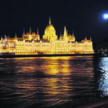 Schloss, Döschwo, Strohhut - Christina und Felix Müller aus Bünzen verbrachten einige wunderbare Tage in Budapest. «Dabei gelang uns diese Aufnahme vom Parlamentsgebäude, notabene bei Vollmond über der Donau», schreiben sie zu diesem Bild. «Besonders beeindruckt haben uns die vielen historischen Bauten und die ruhige, entspannte Atmosphäre, welche in dieser Stadt spürbar ist. Bei Tag und Nacht gibt es sehr viel Spannendes zu entdecken.»