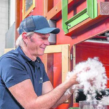 Qualitätsschlaf aus dem Reusstal - Ein Mitarbeiter bei der Sortieranlage von Billerbeck. Bild: zg