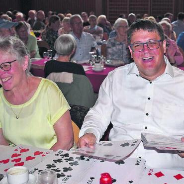 Den Joker des Lebens gezogen - Egal ob kleine oder grosse Spielkarte: Jede Bürgerin und jeder Bürger in der Schweiz habe die gleichen Rechte. Bild: eob