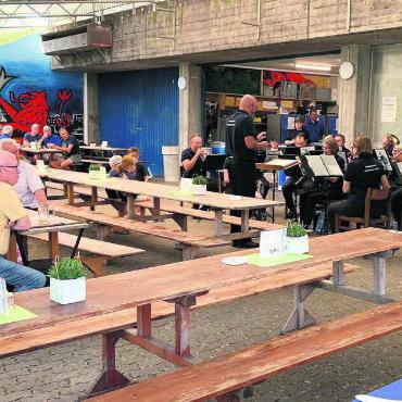 Ein Fest für den Zusammenhalt - Am Sonntag kamen die Festbesucher im Pontonierdepot in den Genuss eines Konzerts der Musikgesellschaft Hermetschwil-Staffeln. Bilder: sm