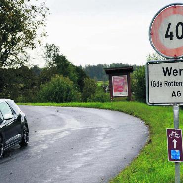 Werd vom Verkehr entlasten - Werd vom Verkehr entlasten. Das soll ein neues Temporegime erreichen. Nicht nur im Weiler selbst, sondern auch auf der Überland-Zufahrt. Bilder: tst