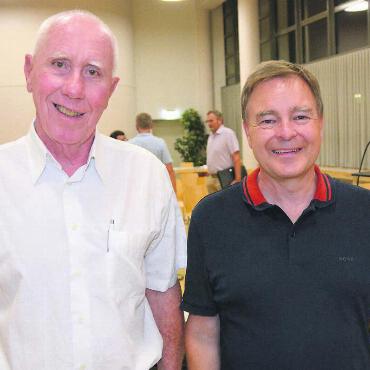 Zweite Abstimmung nötig? - Marcel Signer, Präsident des Vorstands des Gemeindeverbandes (links), und Chris Springer, Präsident der Abgeordnetenversammlung, hoffen, dass die Sanierung des Kunstrasens an den Gemeindeversammlungen genehmigt wird. Bild: Roger Wetli