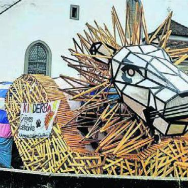 Bremgartens Lion King - König der Löwen als Kunstprojekt: An der kreativen und begehbaren Dachlattenkonstruktion beteiligten sich zahlreiche Bremgarter Schulkinder. Bild: huy