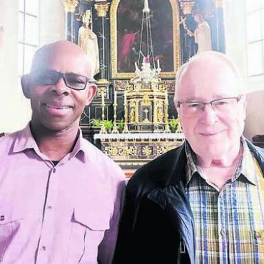 Mitlachen und Mitweinen - Uche Iheke (l.) ist seit 25 Jahren Pfarrer. Franz Xaver Amrein sogar schon 50. Bild: huy