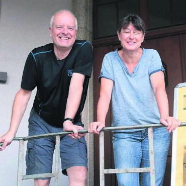 Die Überlebenden einer Dynastie - Können zufrieden sein: Markus und Karin Fischbach führen heute die Tressa AG, die weltweit älteste Geflechtfabrik. Sie führen damit die Tradition der Familie fort. Bilder: Chregi Hansen